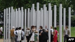 Друзі та родичі загиблих серед колон меморіалу жертвам терористичних атак у Лондоні в 2005 році, Гайд-парк, Лондон, 7 липня 2009 р.
