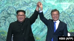 Cənubi Koreya - Şimali Koreya lideri Kim Jong Un (solda) və Cənubi Koreya prezidenti Moon Jae-in. 27 aprel, 2018