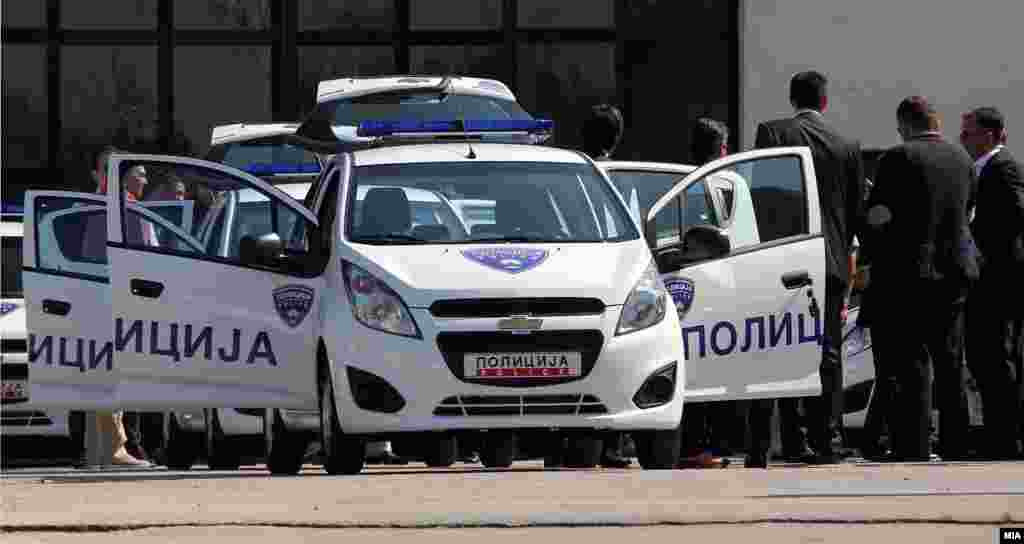 МАКЕДОНИЈА - Кривична пријава против директор на средно училиште во Кочани поднесе полицијата. Кочанската полиција се сомнева дека 34 годишниот вршител на должност директор незаконски издал под кирија деловен простор кој бил во сопственост на училиштето без да спроведе посебна постапка за закуп на недвижни ствари со електронско јавно наддавање и без да склучи Договор за закуп на деловен простор.
