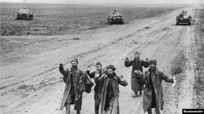 Советские солдаты, плененные на Керченском полуострове, май 1942 года