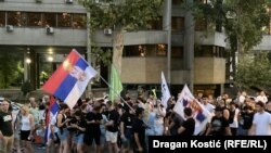 Okupljeni ispred policijske stanice u Novom Beogradu, 14.8.2025.