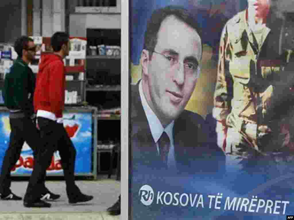 Në Prishtinë mirëpritet lirimi i ish-kryeministrit Ramush Haradinaj nga Gjykata Ndërkombëtare e Hagës, 3 prill 2008. - SERBIA, Pristina : Kosovo Albanians walk behind a poster showing a picture of Kosovo's former prime minister Ramush Haradinaj reading " Kosovo welcomes you" in Pristina on April 03, 2008. The UN war crimes tribunal will deliver its verdict today in the Hague on the trial of Kosovo's former Prime Minister Haradinaj, and two co-accused, for "ethic cleansing" of Serb civilians and political opponents when they led the Kosovo Liberation Army between 1998 and 1999