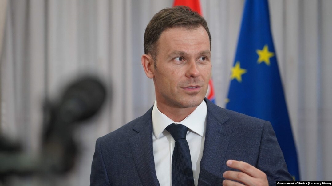 Siniša Mali, ministar finansija Srbije, odlukom Odbora za profesionalnu etiku Univerziteta u Beogradu, označen je kao neko ko je plagirao svoj doktorski rad na Fakultetu orgnizacionih nauka u Beogradu. 