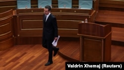 Kryeministri i Kosovës, Albin Kurti, duke u larguar nga salla plenare. Fotografi nga arkivi. 