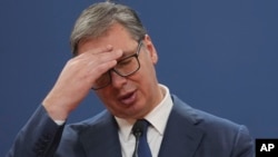 Predsednik Srbije Aleksandar Vučić rekao je da ne može da zove ruskog predsednika Vladimira Putina dok još ne zna "šta će Amerikanci da kažu" o zahtevu za odlaganje sankcija NIS-u (foto arhiv)