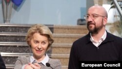 Ursula von der Leyen și Charles Michel 