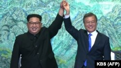 Падчас сустрэчы лідэраў КНДР і Паўднёвай Карэі Кім Чэн Ына (зьлева) і Мун Чжэ Іна. 27 красавіка 2018 году 