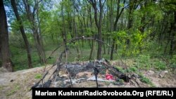 Згарище ромського табору на Лисій горі у Києві. Спалені намети, залишки речей, одяг, взуття ромів. 23 квітня 2018 року