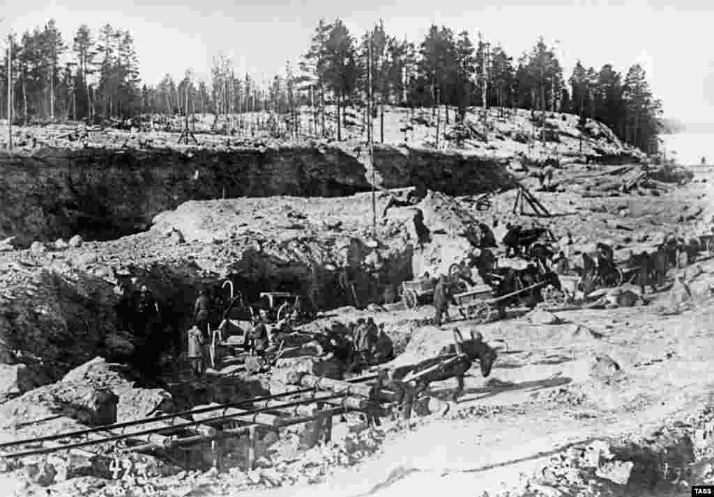 Soviet leaders considered the canal's construction an example of the success of Josef Stalin's First Five-Year Plan. It was the first major Soviet project completed using forced labor.