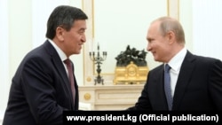 Президенты Кыргызстана и России Сооронбай Жээнбеков и Владимир Путин. 