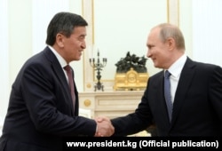 Президент Кыргызстана Сооронбай Жээнбеков (слева) со своим российским коллегой Владимиром Путиным.