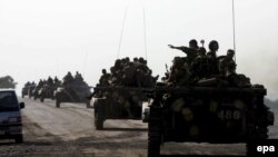 Российские войска движутся в районе Эгети в направлении Южной Осетии, 22 августа 2008