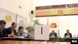 Prema preliminarnim rezultatima VMRO DPMNE je osvojila 51, a opozicija osvojila 49 od ukupno 120 poslaničkih mesta 