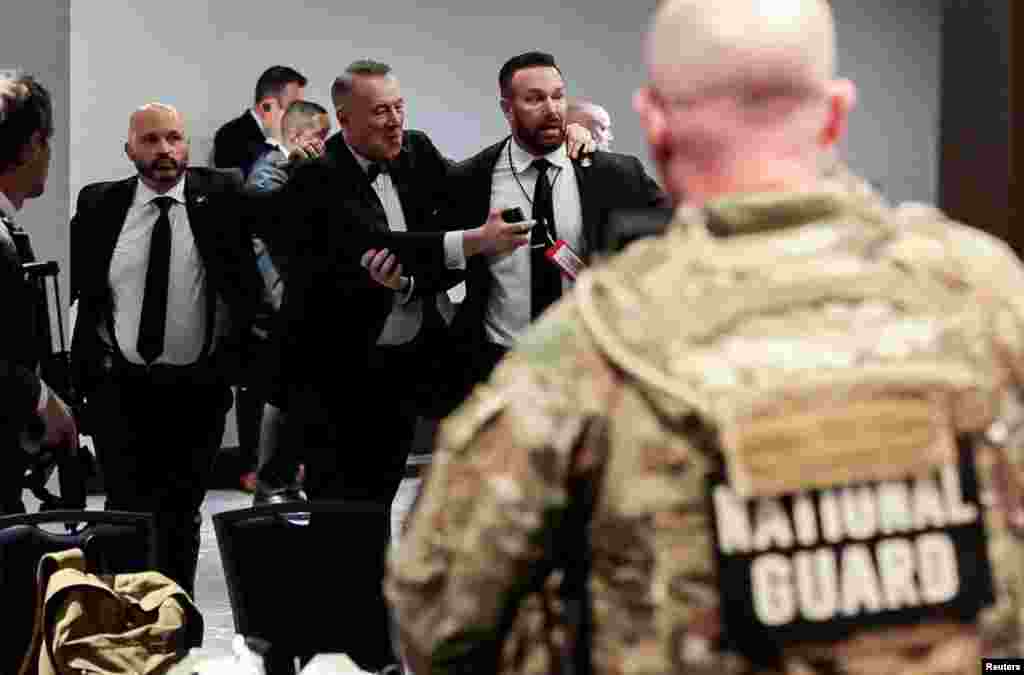 Sigurnosno osoblje evakuiše goste večere. Sigurnosni agenti gurnuli su zvaničnike kabineta na tlo, uključujući državnog sekretara Marca Rubia, ministra zdravstva Roberta F. Kennedyja Jr. i ministra unutrašnjih poslova Douga Burguma.