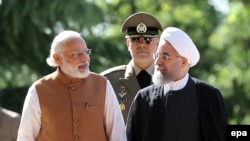 نارندرا مودی (چپ) نخست‌وزیر هند در دیدار با حسن روحانی، رییس جمهوری ایران، هنگام سفر ماه گذشته به تهران.