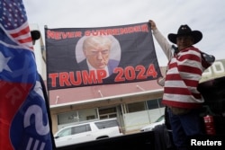 Сторонник Дональда Трампа в Техасе в ожидании приезда Трампа на границу с Мексикой. 29 февраля 2024 года