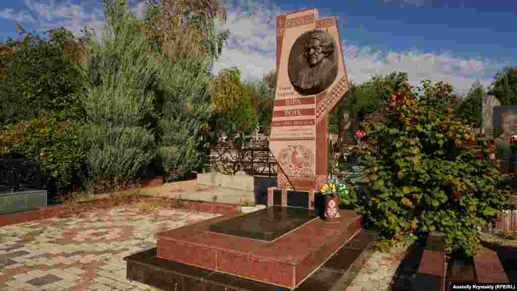 Aqmescitniñ Abdal mezarlığında Ukraina Qaramanı, nağışçı Vera Roikniñ (1911-2010) qabiri.