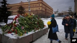 Njerëz duke vënë buqeta lulesh në Moskë, më 17 shkurt 2024, në nderim të politikanit opozitar rus, Aleksei Navalny, i cili vdiq në një burg, po atë ditë.