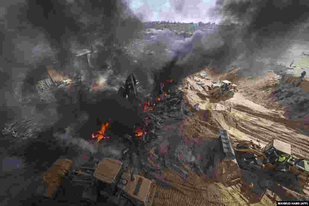 Велізарны пажар на фабрыцы матрацаў Foamco, разьмешчанай на ўсход ад Джабаліі, пасьля таго, як ізраільскія ВПС абстралялі паўночную частку сэктару Газа 17 траўня 2021 году.