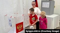 Орусиянын Кыргызстандагы элчилигинде ачылган шайлоо тилкеси.
