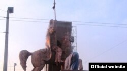 Установка памятника Манасу в Оше, 5 января 2012