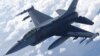 Истребитель F-16 ВВС США, участвующий в учениях Sabre Strike, пролетает над Эстонией, 6 июня 2018 года