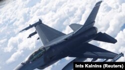 Винищувач F-16 ВПС США, який бере участь у навчаннях Saber Strike. 2018 рік