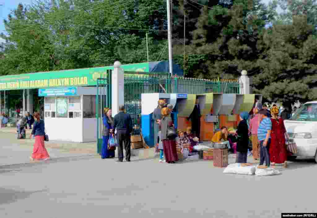 Aşgabadyň Teke bazarynyň awtoulagyndaky söwdagärler.