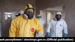 Рамзан Кадыров (слева) в Республиканском Клиническом центре Инфекционных Болезней в Грозном, 19 апреля 2020 года