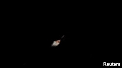 Raketa ndërceptuese shihen në qiell pasi ushtria iraniane pretendon se ka goditur me raketa bazën Al-Udeid në Katar.