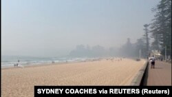 Plaža u Sidneju pod gustim dimom od požara