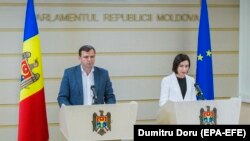 Maia Sandu (R) și Andrei Nastase la o întîlnire cu presa în clădirea Parlamentului, iunie 2019