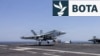 Një aeroplan F/A-18E i ushtrisë amerikane duke ateruar në aeroplanmbajtësen USS George H.W. Bush. 27 prill 2026.