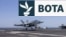 Një aeroplan F/A-18E i ushtrisë amerikane duke ateruar në aeroplanmbajtësen USS George H.W. Bush. 27 prill 2026.