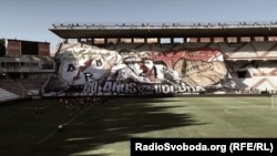 Фанати іспанського «Райо Вальєкано» на футбольній трибуні 