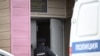 Сотрудник российской полиции заходит в медицинское учреждение. Иллюстрационное фото
