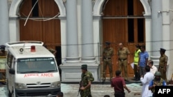 Полиция на месте одного из сегодняшних взрывов в церкви в Коломбо, 21 апреля 2019