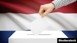 Избирательная урна на фоне флага Нидерландов