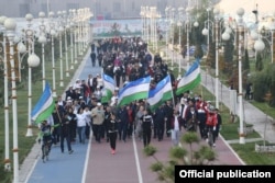 В 2023 году узбекистанцам разрешили использовать государственный флаг на спортивных мероприятиях, семейных торжествах и праздниках, но с требованием уважительного отношения