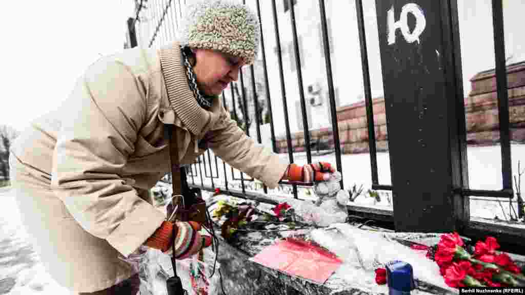 Жителі Києва та гості столиці приносять іграшки до посольства Росії на пам&#39;ять про загиблих дітей у авіакатастрові, що сталася 19 березня