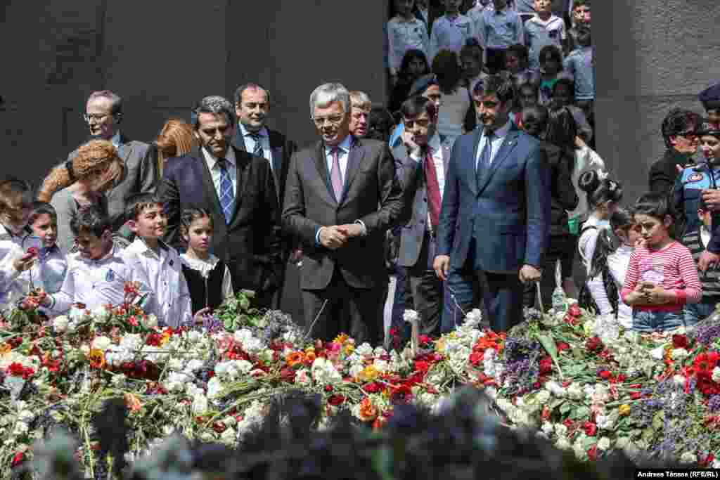 Didier Reynders, Comisar European pentru Justiție și fost ministru al Afacerilor Externe al Belgiei, depune flori la Monumentul Genocidului Armean din Erevan, cu ocazia Centenarului Genocidului Împotriva Armenilor.