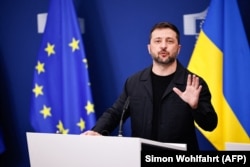 Президент Украины Владимир Зеленский на фоне флагов ЕС и Украины, 17 августа 2025 года