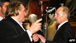 Actorul Gérard Depardieu împreună cu Vladimir Putin, vizitând un muzeu în St. Petersburg, 11 decembrie 2010. Depardieu -- care are cetățenia rusă-- caută acum să se distanțeze de Putin.