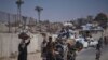 Palestinezët duke u larguar nga rajoni Deir al-Balah, në qendër të Gazës, pas urdhrave izraelite për evakuim.