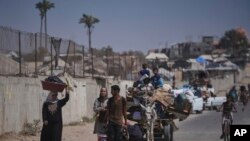 Palestinezët duke u larguar nga rajoni Deir al-Balah, në qendër të Gazës, pas urdhrave izraelite për evakuim.