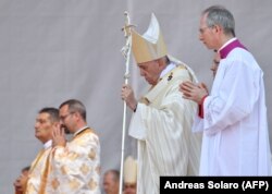 Papa Francisc ține slujba pe Câmpia Libertății, la Blaj.