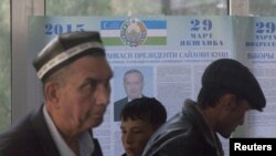 Мужчины на избирательном участке на фоне портрета Ислама Каримова, первого президента Узбекистана, баллотирующегося на очередной срок. Ташкент, 26 марта 2015 года.