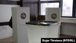 Архивска фотографија- гласачко место во Косово