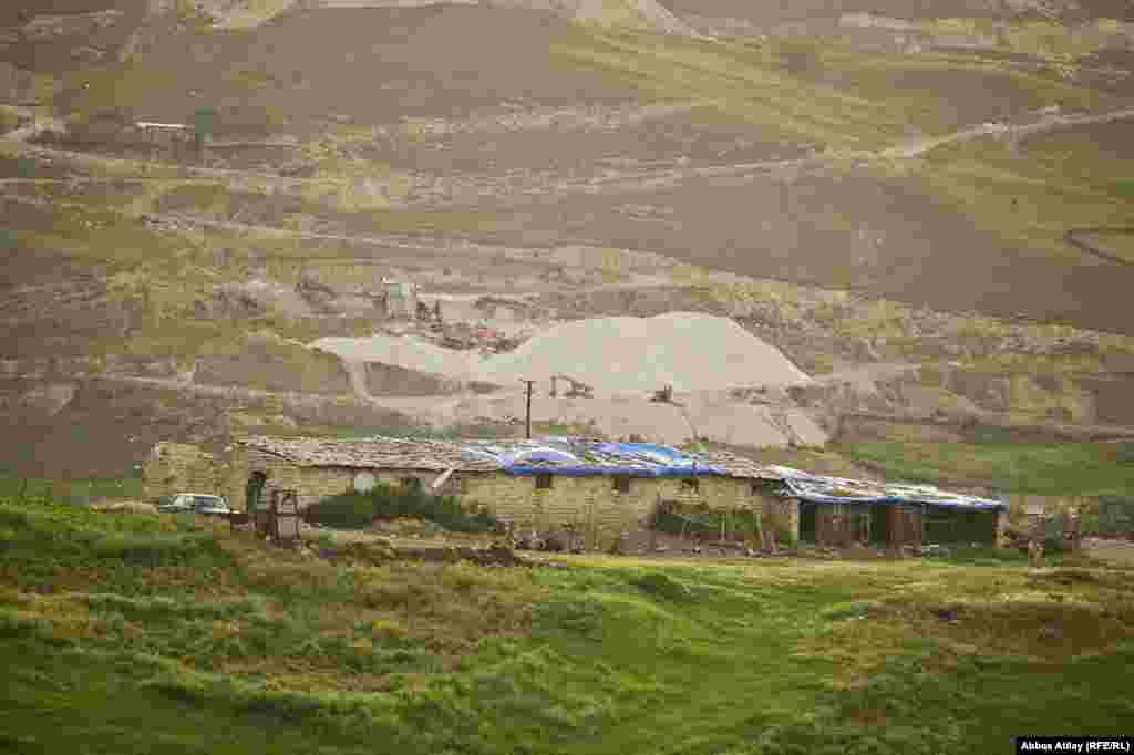 İşlərin bir çoxu sadəcə dağlarla məhdudlaşmır, onlar hətta yaşayış evlərinə də yaxınlaşıblar.