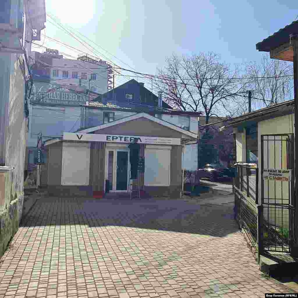 Все же некоторые владельцы бизнеса предпочитают менять вывески, чтобы избежать штрафов